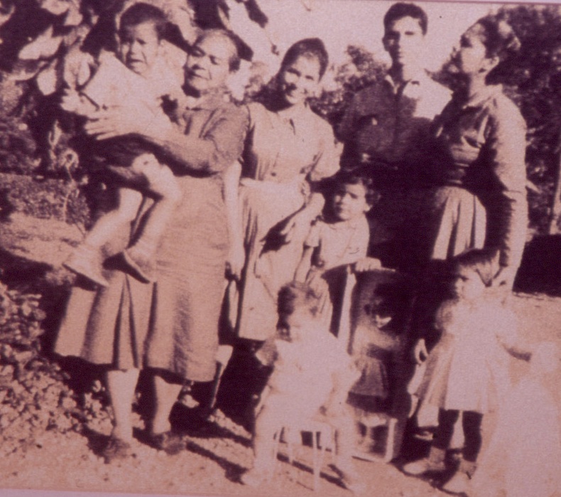 Doña Chea junto a su hija Bégica Adela (Dedé) y sus nietos. Izq a derecha: Nelson, Noris y Manolito -en brazos-. Izq a derecha delante: Jacqueline, Minou y Raúl.