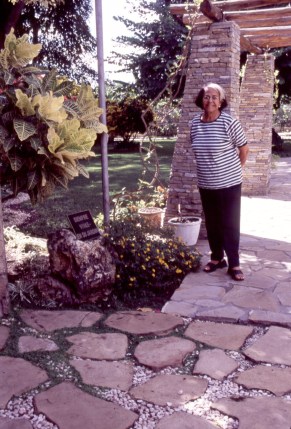Dedé en su jardín