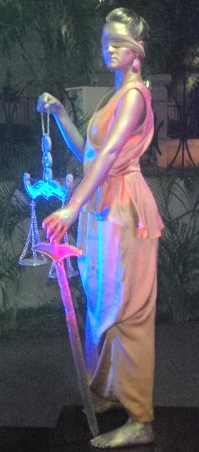 Diosa Temis viviente, representada por Laura Jáquez Caminero