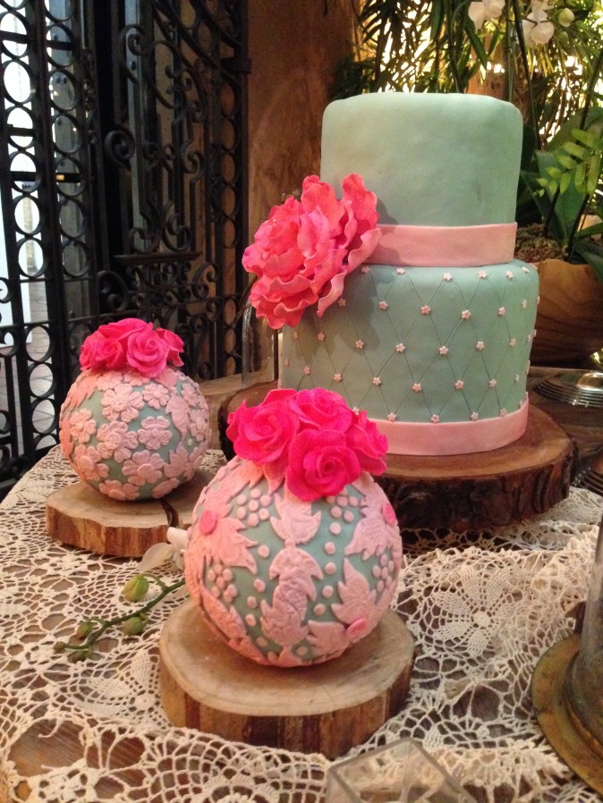 Bizcocho de boda verde y rosado