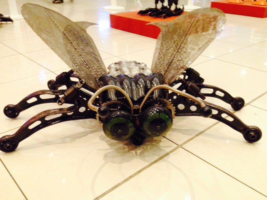 "Ave ja" de Delio García. Hierro y plástico.