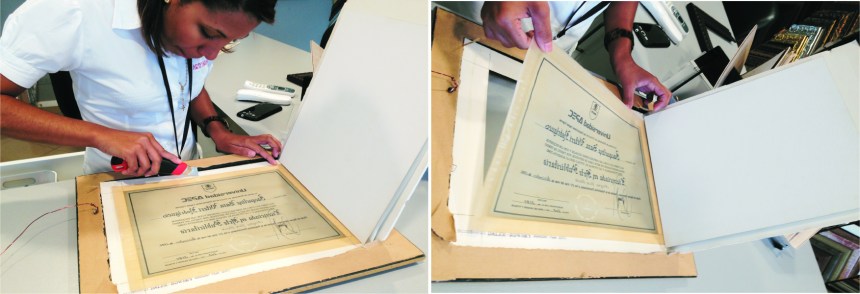 Sacando el diploma "viejo" de donde estuvo exhibido por 25 años.