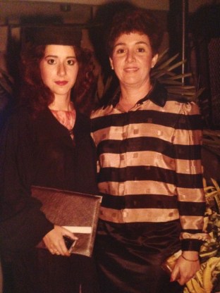 Con mami en la graduación de Técnico en Publicidad y Diseñador Gráfico. UNAPEC, 1985
