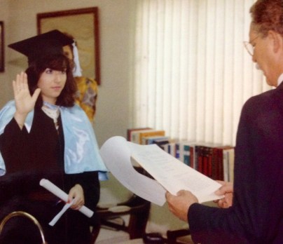 Siendo juramentada por el Dr. Leonel Rodríguez Rib, rector de UNAPEC. Graduación extraordinaria Lic. en Publicidad. 1989