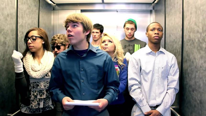 Jóvenes en elevador