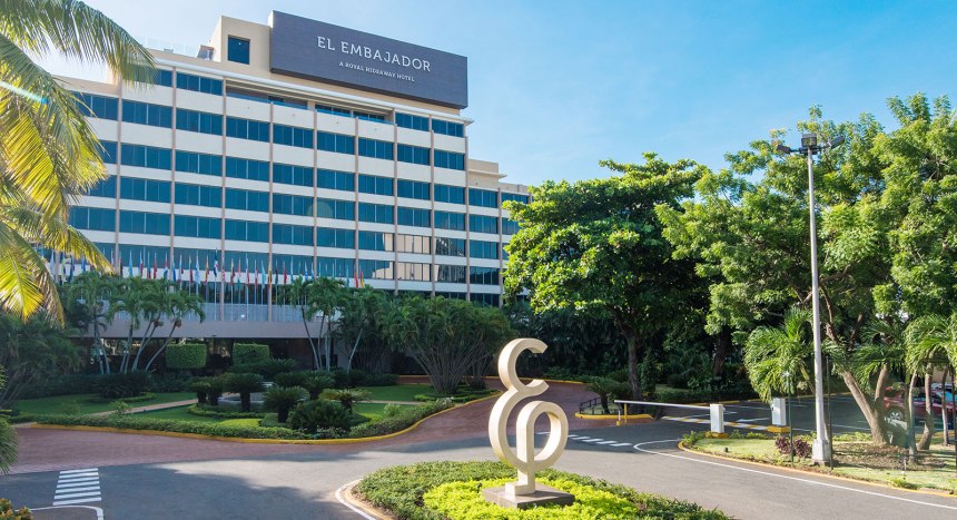 Fachada frontal Hotel El Embajador