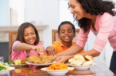 madre enseñado a comer a sus niños